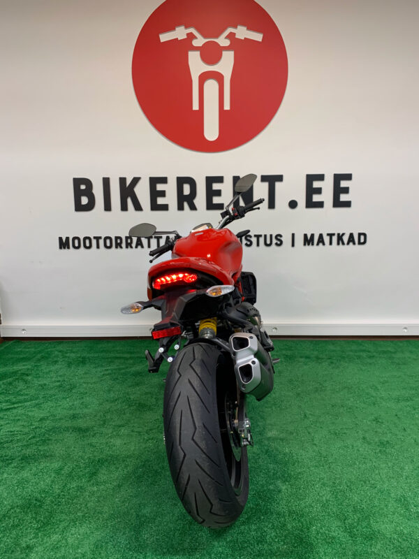 Pilt: Ducati Monster 821 renditsikkel Bikerent